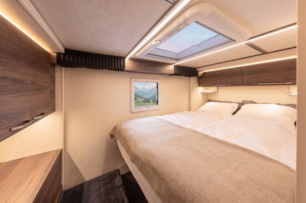 Custom-Schlafzimmer mit Fenster, Ausblick und Dachfenster