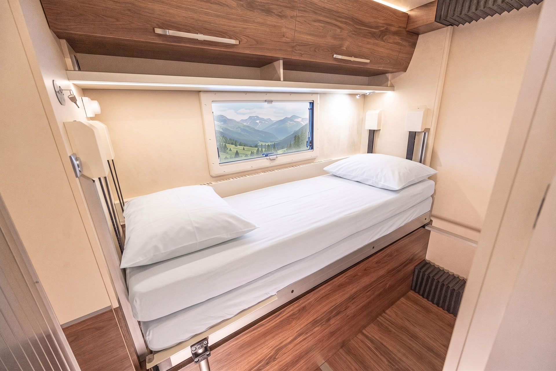 Custom-Schlafzimmer mit Fenster, Ausblick und Dachfenster
